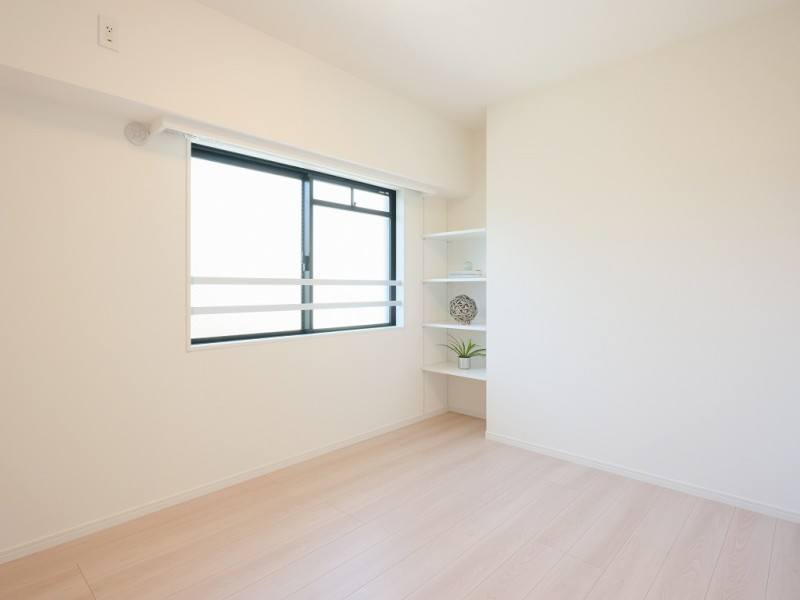 柔らかな光が差し込む、南向きの約5.1帖の洋室1です。衣類の収納に便利なクローゼットに加えて、インテリアとしても楽しめる収納棚も備え付けました。