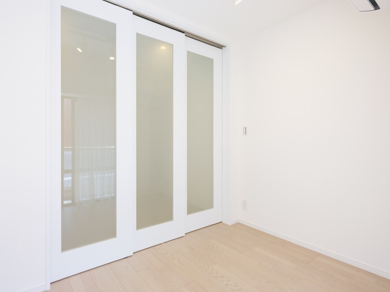 洋室2の扉には明るさをダイニングにも取り込めるクリアを採用しています。伸びやかな空間を演出し、よりシームレスな暮らしを実現します。