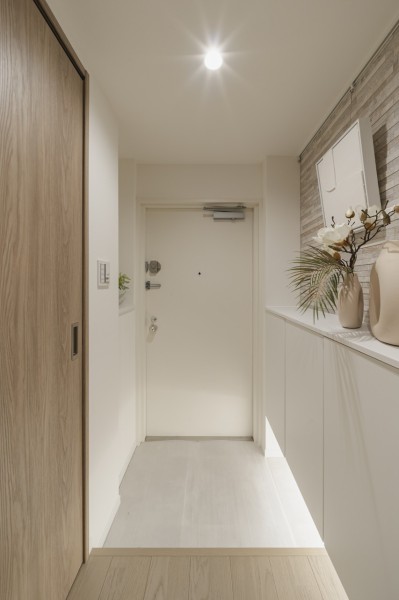 住まいの顔となる玄関には自然な石のデザインを再現したディニタホワイトのエコカラットを取り入れ、優雅で気品溢れる空間に仕上げました。