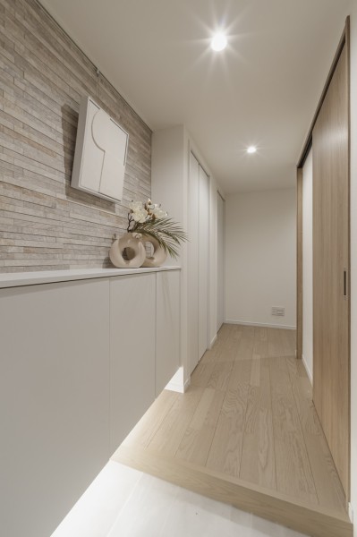 廊下には大容量の収納スペースを設けています。オフシーズン家電や非常用グッズの保管にも便利です。