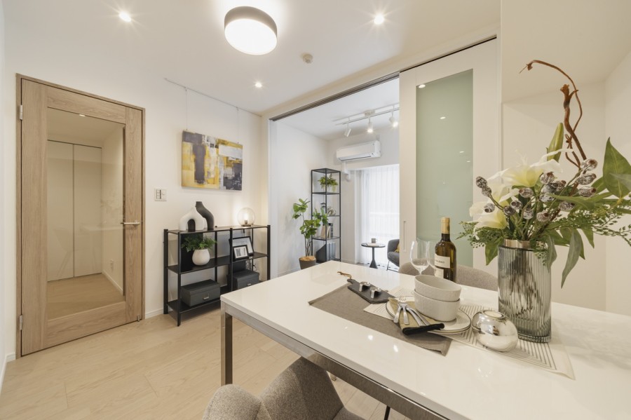 ホワイト基調のお部屋に、木のぬくもりを感じるフローリング材を採用。心安らぐひとときを紡ぐ、居心地の良い内装に仕上がりました。