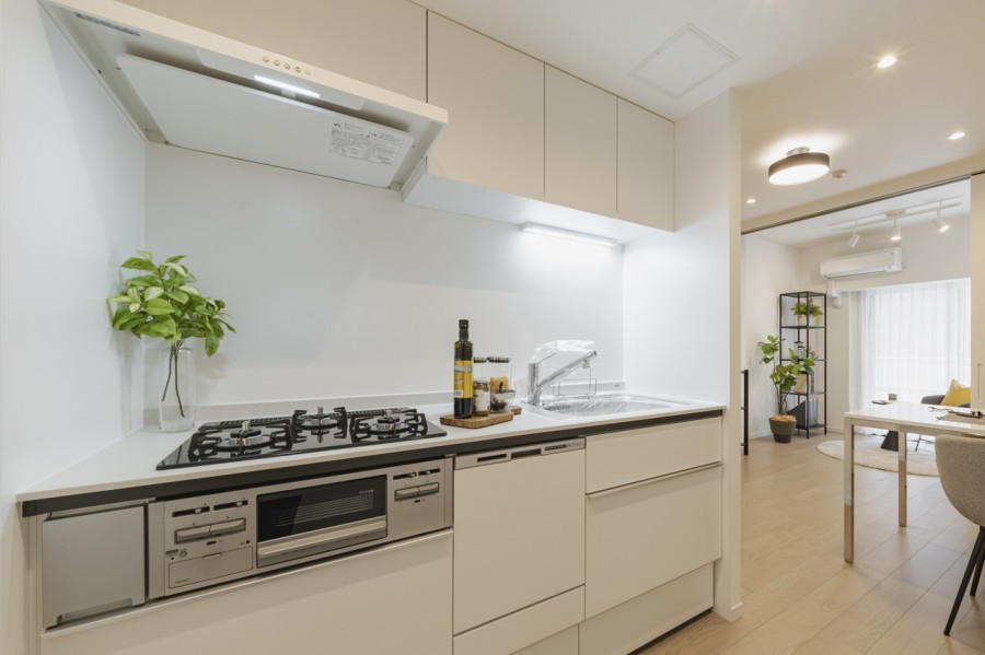 お料理に集中できる壁付けタイプの収納豊富なキッチンです。油や水はね汚れもお手入れもしやすく、家事時短に便利な食洗器や三口コンロを搭載しています。