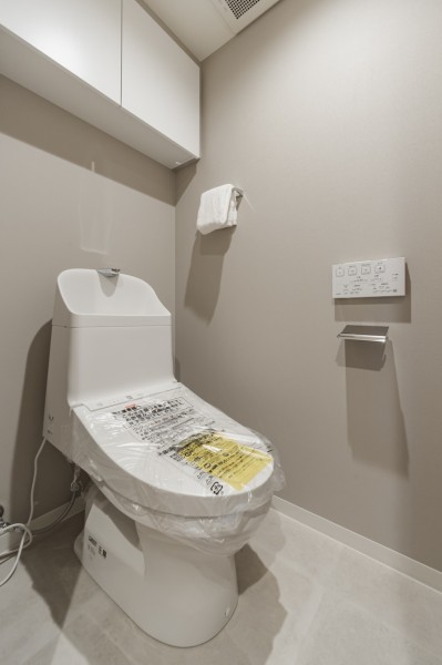 シンプルで安らぎ溢れる空間のレストルームです。優れた節水効果や汚れが付きにくい便座など、ほしかった機能が揃ったウォシュレット一体型トイレです。