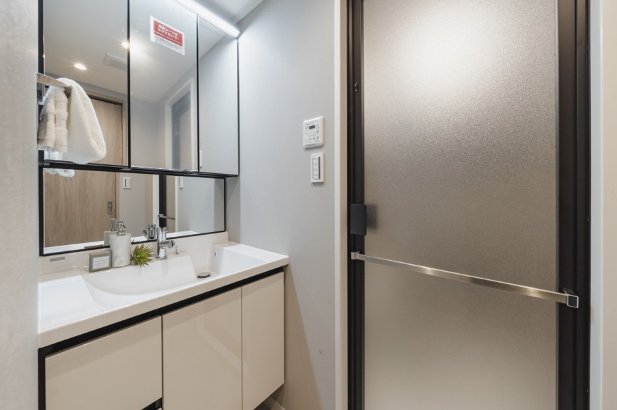 空間に美しく溶け込むスタイリッシュなデザインの洗面化粧台です。三面鏡は身だしなみチェックや、鏡裏の収納も便利です。