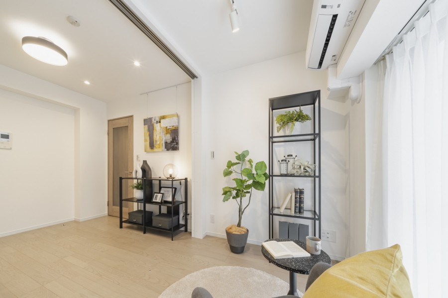 同じくバルコニーに面したクローゼット付きの洋室2です。凹凸が少なく家具が配置しやすいお部屋のため、インテリアも自由なレイアウトでお楽しみいただけます。