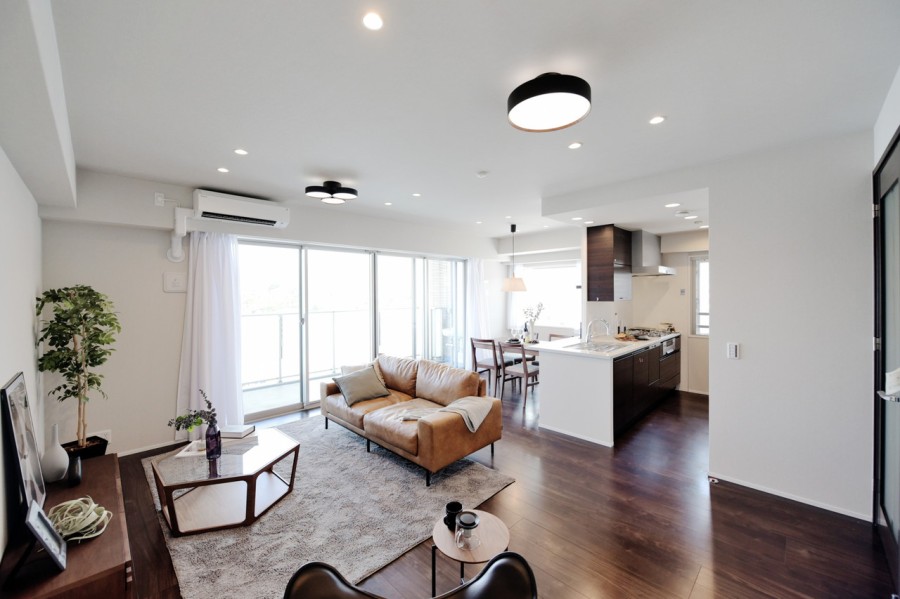 .5階部分の三方角住戸ですので、陽当たり・眺望良好です。LDKは約19.3帖の広さがあり、床暖房完備ですので、家族でゆったりとくつろぐことができます。窓が多く明るい開放的なお部屋です。