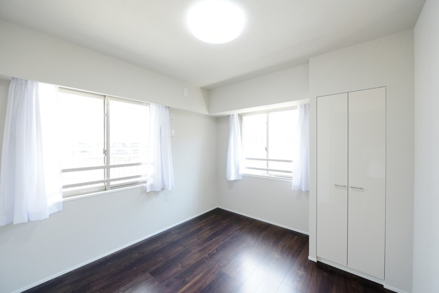 洋室2（約6.0帖）は2面採光で明るい居室です。リビングから離れて静かに作業や課題に集中できる空間です。