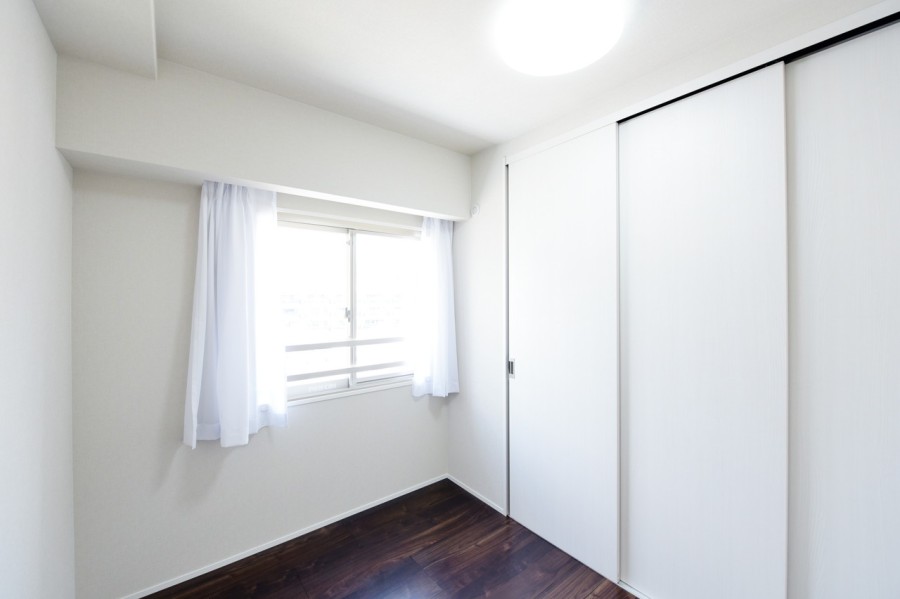 洋室3（約3.8帖）は壁一面の大きなクローゼットでたっぷりと収納できます。書斎やアトリエなど、自らのための時間に没頭できそうなスペースです。