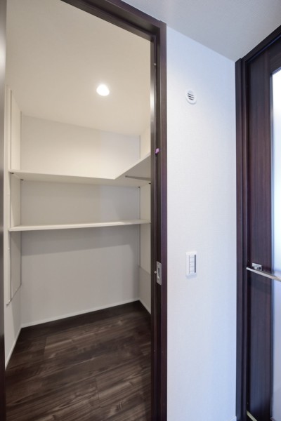 廊下には約0.5帖と、約1.3帖の納戸を二か所設置しております。家族共用の物や、お掃除用品、アウトドア用品、災害備蓄品などあらゆる物の収納に便利です