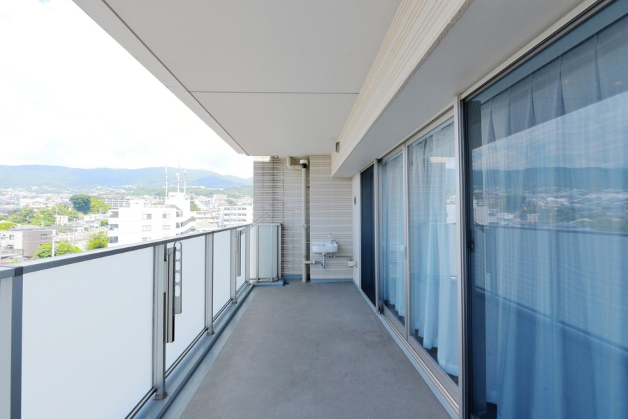 南西向きの出幅2200mmの広々としたバルコニーからはリビングに優しい光と風を運んでくれます。スロップシンクもあり、お掃除の際にも便利です。