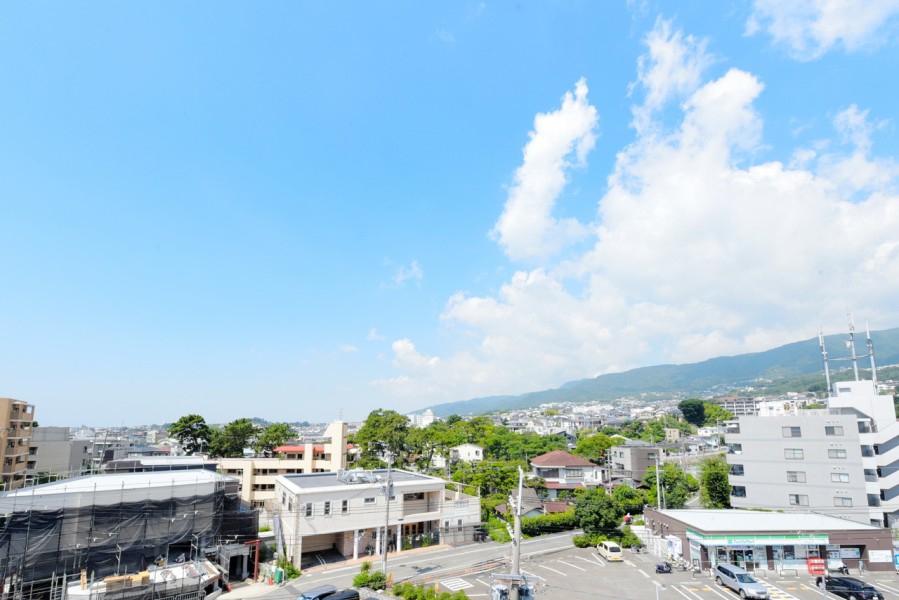 北東側バルコニーからは甲山から六甲山系の山々を望む眺望があります。四季や時間と共に変化していく自然の表情を眺めながらリラックスできる空間です。