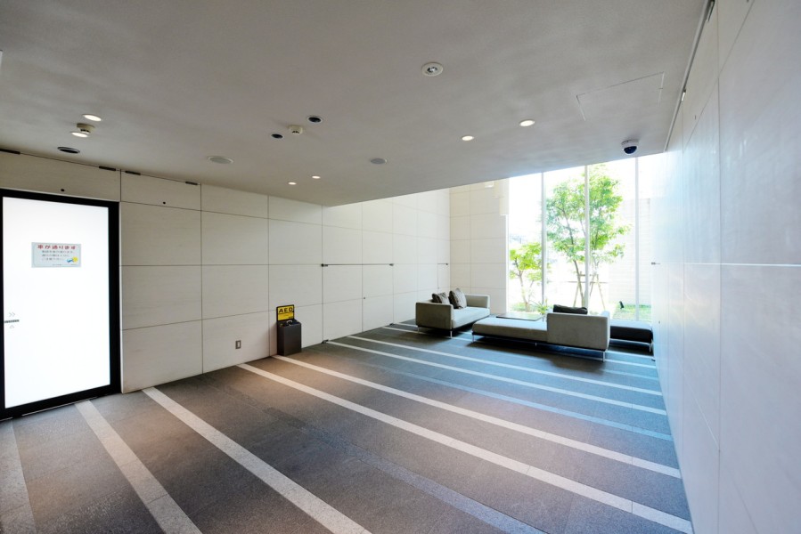 大きな窓のあるエントランスホールにはソファーセットも設置されております。セキュリティーも充実しています。近くにはさくら百選にも選ばれる夙川が流れており、お散歩やジョギングコースにもピッタリです。