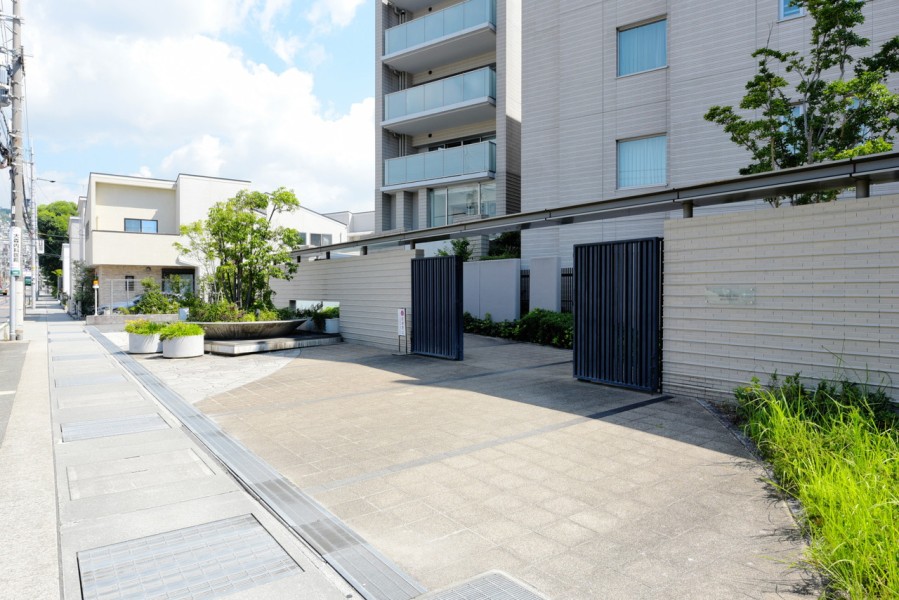 平成25年建築、総戸数83戸のマンションです。ペット飼育可能、桜の名所百選にも選ばれた夙川にほど近い立地で、春には美しい桜並木を満喫できます。