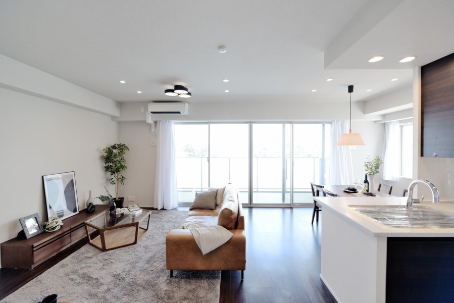 .リビングに入ると南西向きの大きな窓から入る明るい空間が家族を迎えてくれます。たっぷり収納が用意されたプランなので、室内は広さを有効活用できます。