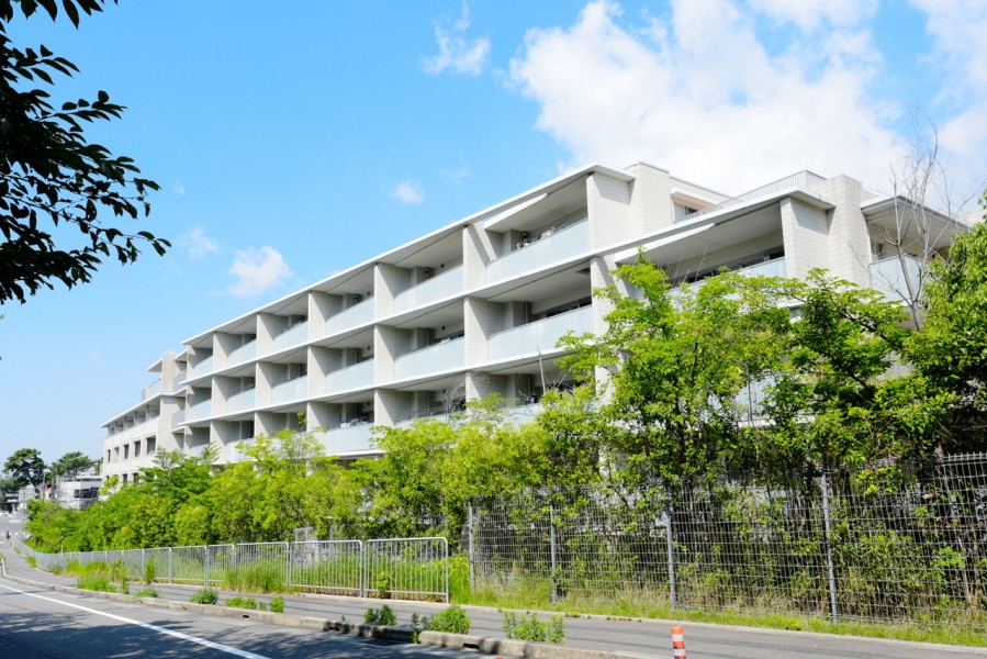 西宮七園の一つ、苦楽園の閑静な住宅街に建つマンションです。苦楽園口駅から8分の静かな環境で、2013年建築です。ペット飼育可能、オートロック・宅配ボックスも完備です。