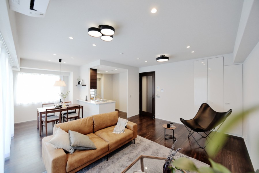 2面採光で明るい光が差し込むLDKです。アウトポール設計で、凹凸が無く、家具の配置もしやすい室内です。上階に住戸が無く、窓の多い明るい間取りです。