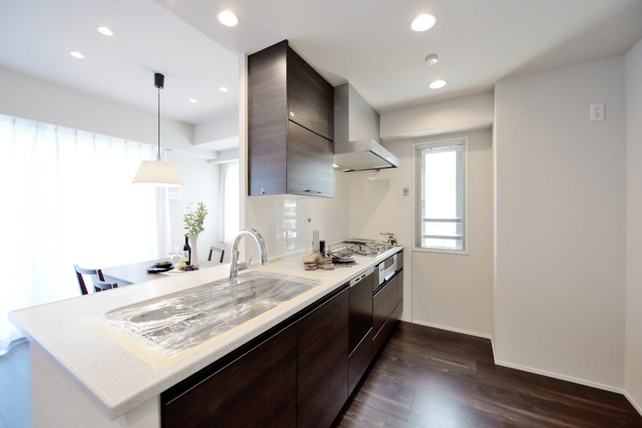 .対面式のオープンキッチンでリビングの家族とコミュニケーションをとりながら家事が出来ます。窓もあり、開放的なゆったりとしたキッチンです。食器洗浄乾燥機、ディスポーザ完備です。