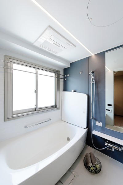 浴室にも窓があり、換気もしっかりと行えます。浴室換気乾燥機完備で、梅雨時の衣類の乾燥や、冬場の暖房運転、ミストサウナもあります。