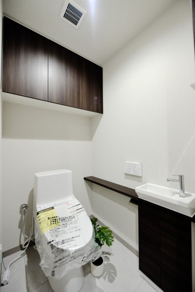 トイレには手洗いカウンター完備で、清潔に使えます。吊戸棚がありますので、お手入れ用品や小物なども収納できすっきりとした空間が保てます。