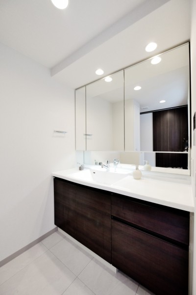 大きな鏡で身だしなみも整えやすいゆったりとした洗面台です。洗濯機置き場横にはリネン庫を設置し、タオル類などがすぐ収納出来る家事効率の良い間取りです。