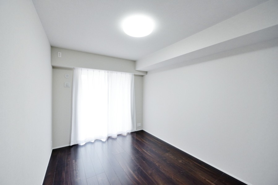 洋室1（約7.1帖）はバルコニーに面し、長時間優しい光が差し込む空間です。シンプルな内装ですので、家具や小物でお好みの空間を演出できます。