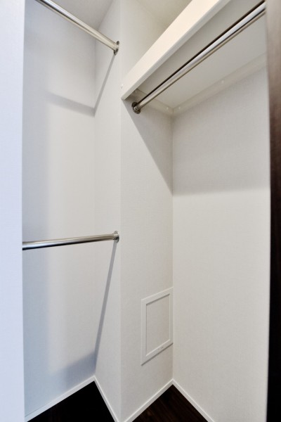 洋室1にはハンガーパイプに枕棚を設置したウォークインクローゼットがあります。毎日の衣類から、かさばりがちなアウターなどもたっぷりと収納できるので、お部屋がすっきりと整頓できます。