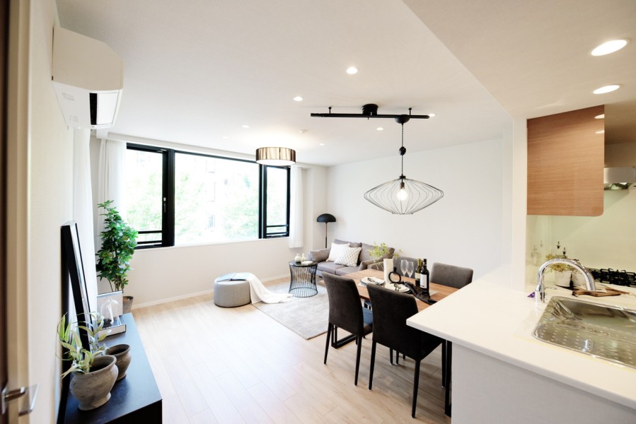 3階部分の北東角住戸で、爽やかな風を感じる住まいです。東に窓がありますので、優しい朝日を感じながら気持ちよく朝のひと時を過ごすことができます。床暖房完備です。