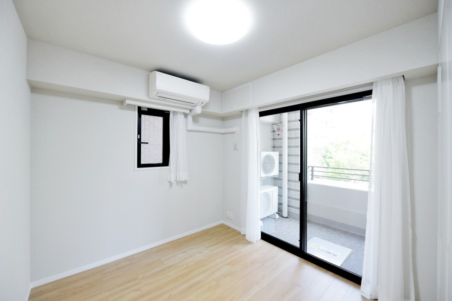 洋室2（約5.3帖）は東側のバルコニーに面したお部屋です。凹凸もなく家具の配置もしやすいお部屋です。東側から優しい朝日が入り、気持ちよく目覚めることができます。