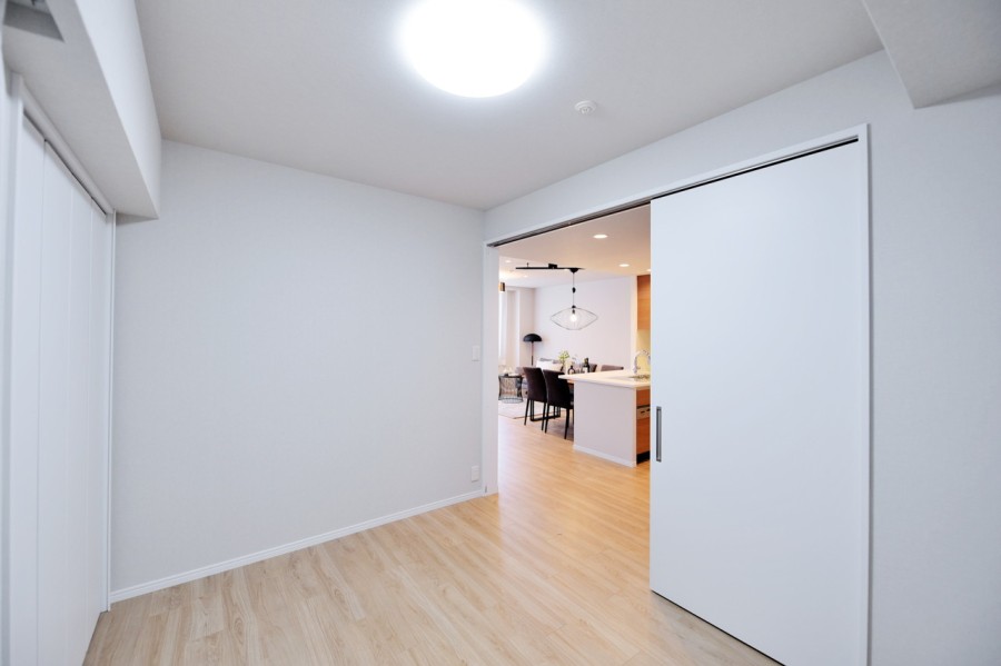 洋室3（約5.0帖）はリビングに隣接しており、家族との心地よい距離感で生活ができるお部屋です。引戸なので扉を開放して使用することもでき、フレキシブルに使えます。