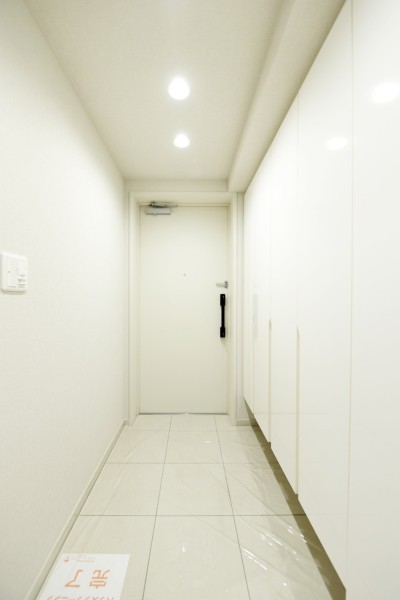 ホワイトの爽やかな玄関が、家族やゲストを心地よく迎えてくれます。人感センサーライトを設置していますので、遅い時間のご帰宅や手が塞がっている時でも自動点灯で安心です。