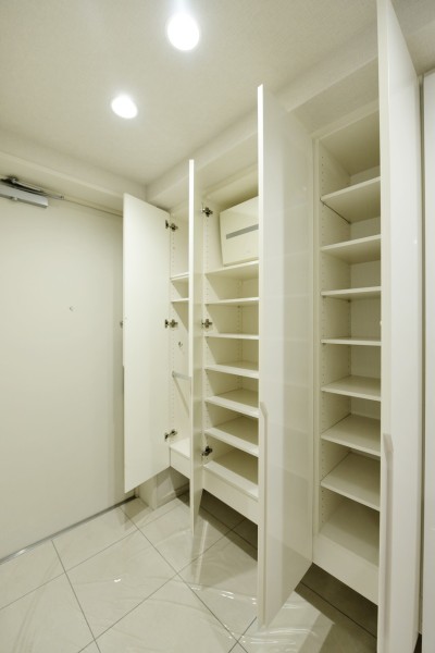 玄関収納は頼もしい容量が確保されており、お気に入りの靴もしっかりと収納出来ます。左側には傘を立てられる部分もありますので、玄関をすっきりと保つことが出来ます。