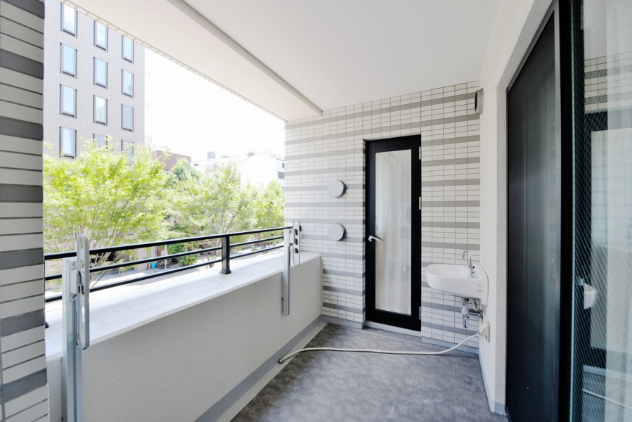 バルコニーにはスロップシンクもあり、お掃除の際にも便利です。前面を遮る建物もなく、開放的は空間です。お洗濯物もゆったりと干せます。