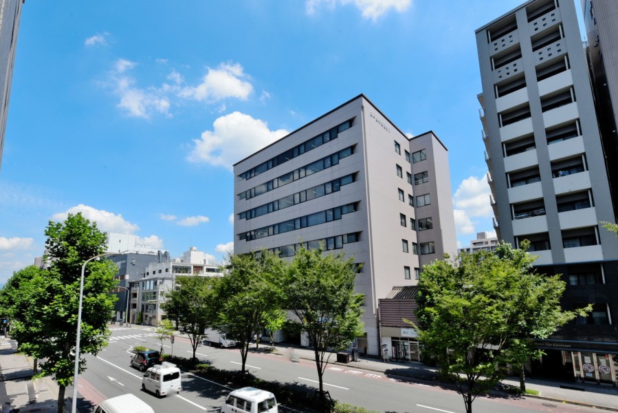 前面道路も広く青々とした空を見渡せる開放感があります。時間や季節と共に変化していく空の様子を眺めながら、ほっと一息つきたくなるような空間です。