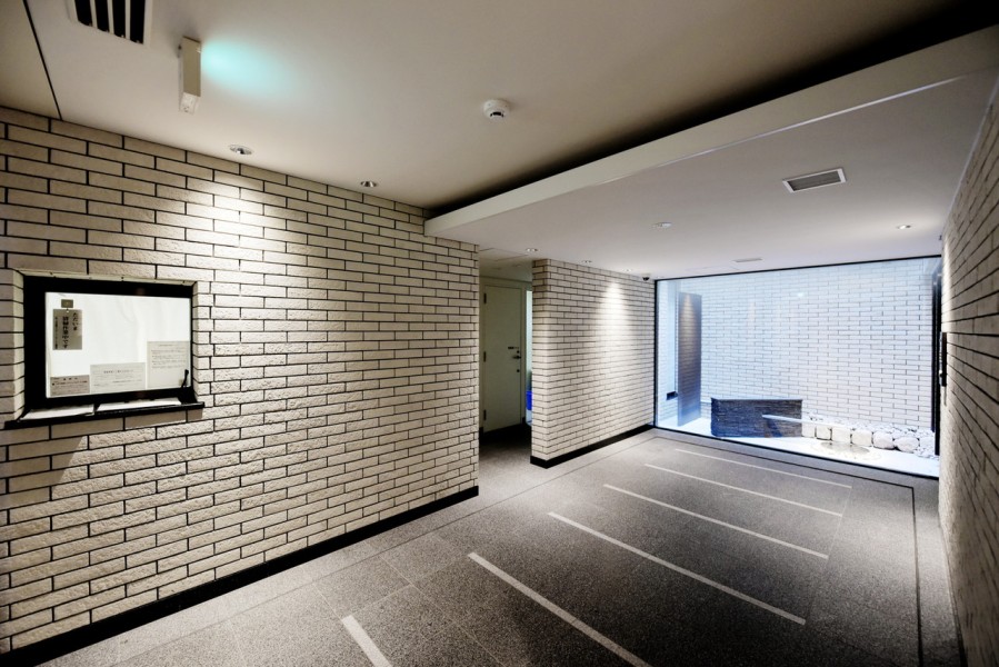 .2014年建築、総戸数23戸のマンションです。オートロックに宅配ボックス完備、ペット飼育可能です。周辺には生活施設が充実しており、日常生活も快適です。