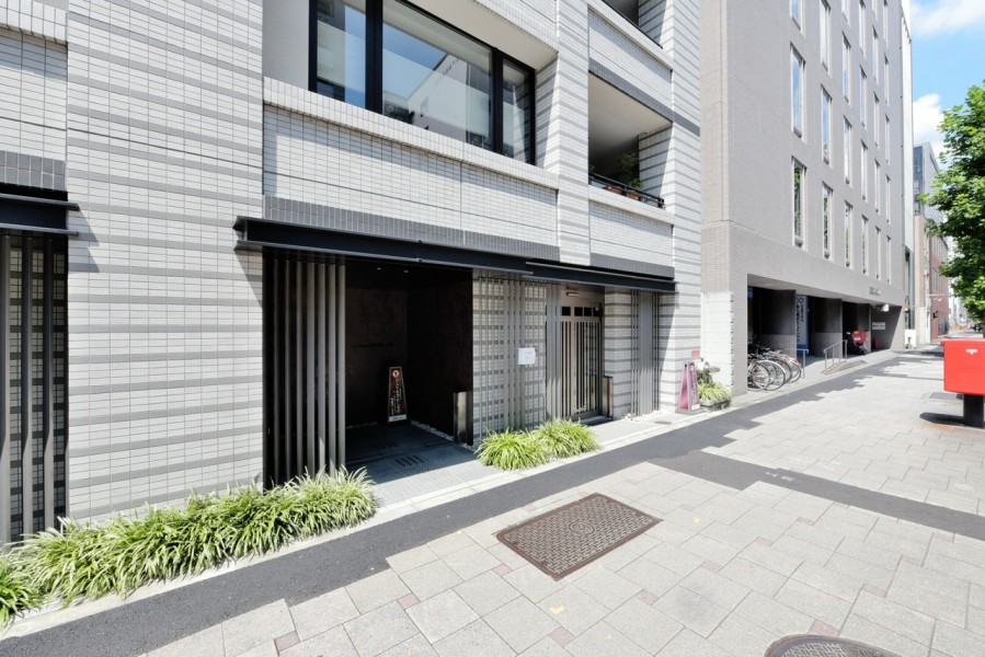 総戸数23戸の小規模なマンションですが、美しいタイル張りの外観が目を引きます。ホテルライクな内廊下設計で、雨の日も快適です。