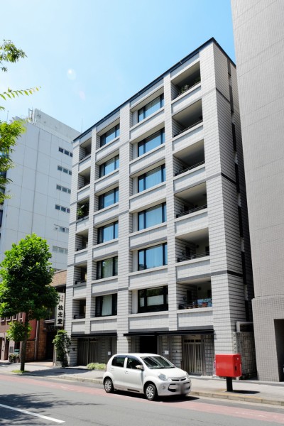 2路線2駅利用可能な便利な立地です。毎日の生活も快適に送ることができ、中心地でありながら落ち着いた環境で暮らすことができます。近くには京都御苑や二条城もあり歴史ある京都の街を堪能出来ます。