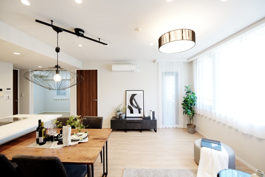 約16.9帖のLDKは床暖房完備で、京都の冬も快適に過ごせます。肌触りの良いフローリングで、靴下を脱いで素足で過ごしたくなるような落ち着ける空間になりました。