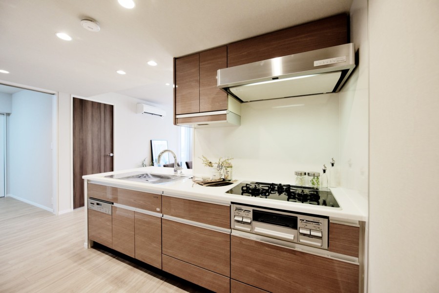 対面式のシステムキッチンで、リビングの家族ともコミュニケーションをとりながら家事が出来ます。食器洗浄乾燥機完備ですので、家事の時短にお役立て下さい。背面にはストックに便利な棚も備え付けです。