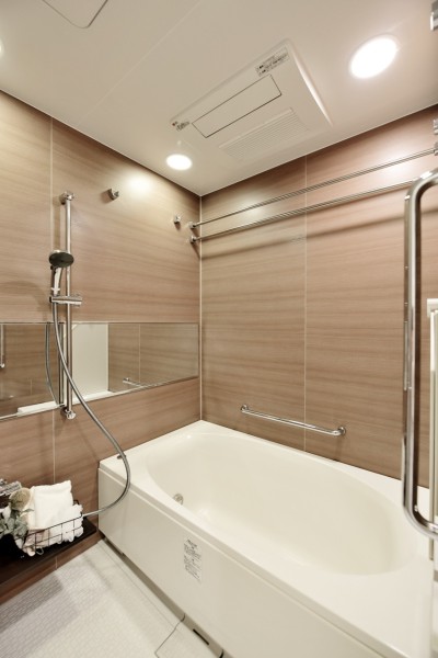 浴室換気乾燥機完備で梅雨時の衣類の乾燥や冬場の暖房運転など、一年を通して快適にご使用頂けます。手すりがありますので、どんな年代の方でも安心してお使い頂けます。