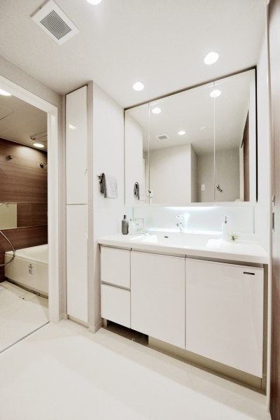 大きな三面鏡で身だしなみを整えやすい洗面台です。洗面台横には収納もありますので、タオル類や洗剤類などをたっぷりと収納でき、整頓された空間を保つことができます。