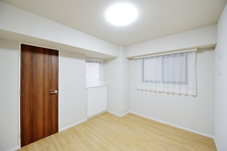 洋室1（約6.5帖）は2面採光で優しい光が入るお部屋です。シンプルな内装なので、家具や小物でお好みの空間を演出できます。リビングから離れて静かに体や心を休めることができます。