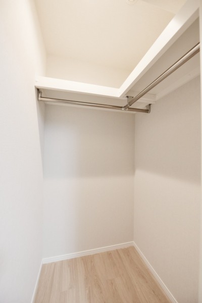 洋室1にはハンガーパイプに枕棚を設置したウォークインクローゼットがあります。毎日使う衣類や小物から、季節もののかさばりがちなアウターや礼服などもすっきり収納でき、お部屋を広く使えます。