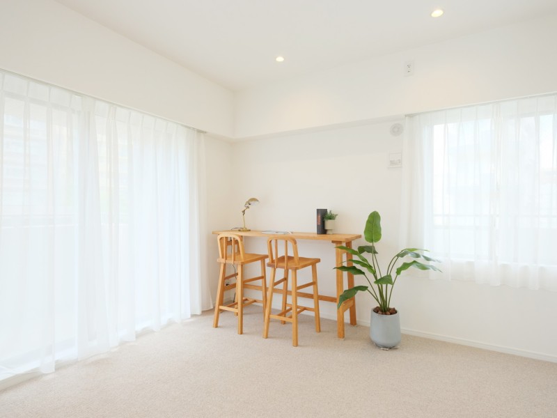 二面採光ならではのたっぷりの光と風を運んでくれる明るい洋室3です。リビングと隣接しているため、扉の開閉でフレキシブルにお使いいただけます。