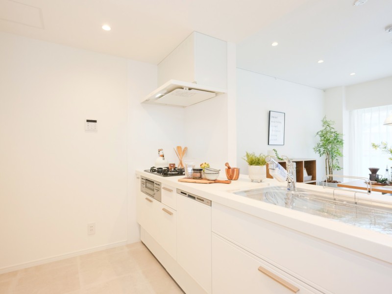 お部屋の雰囲気に溶け込む、インテリアの一部のようなLIXIL製のオープンキッチンです。収納豊富で作業スペースにもゆとりがあります。