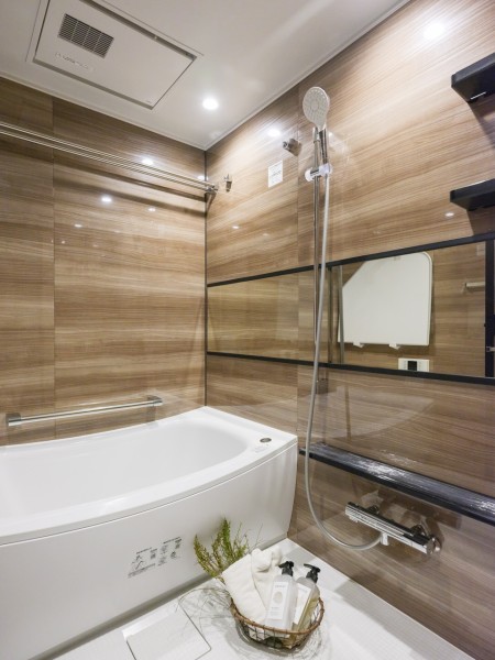 光沢のある木目調パネルが高級感を漂わせるバスルームです。暖房・涼風・換気・乾燥機能付きで1年中快適です。