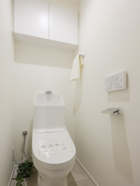 優れた節水効果や汚れが付きにくい便座など、ほしかった機能が揃ったウォシュレット一体型トイレです。上部には吊戸棚を備え付けました。