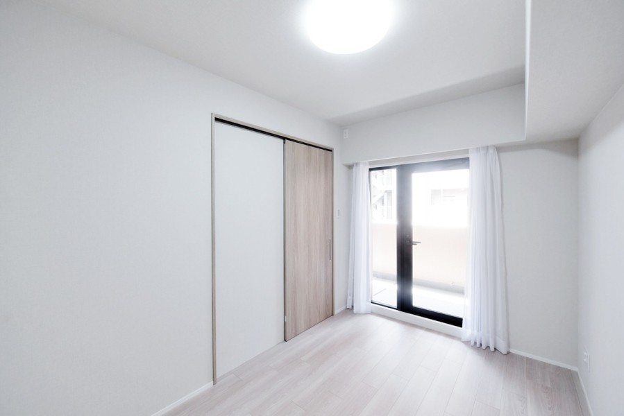 洋室3（約5.1帖）はバルコニーに面したお部屋で、優しい光と爽やかな風を感じるお部屋です。リビングとは引戸で仕切られていますので、扉を開放して拡張リビングとしても使用できます。