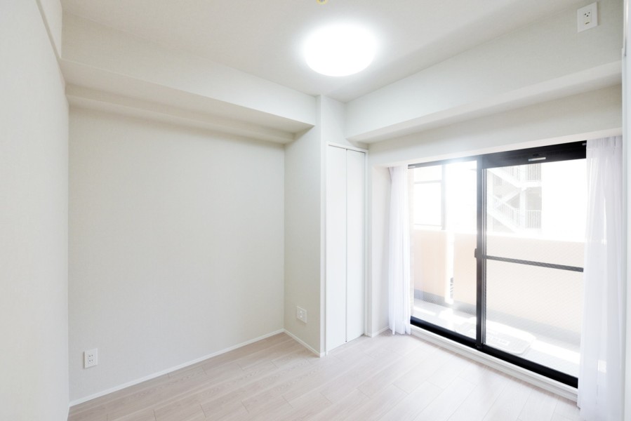 洋室4（約4.5帖）は南西向きのリビングに面した明るいお部屋です。風通しも良く、作業や課題に集中できますのでワークスペースや書斎、子供部屋にもおすすめの空間です。