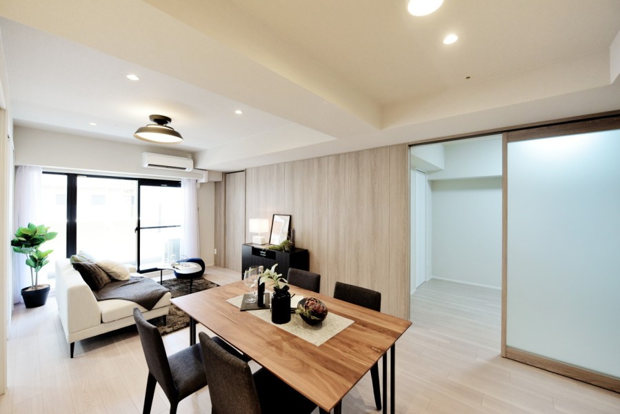 壁には化粧板を貼り、一体感のある内装になっています。約16.7帖のLDK、床暖房の完備しており冬も最適に過ごせます。肌触りの良いフローリングで靴下を脱いで裸足で過ごしたくなるようなくつろぎの空間です。