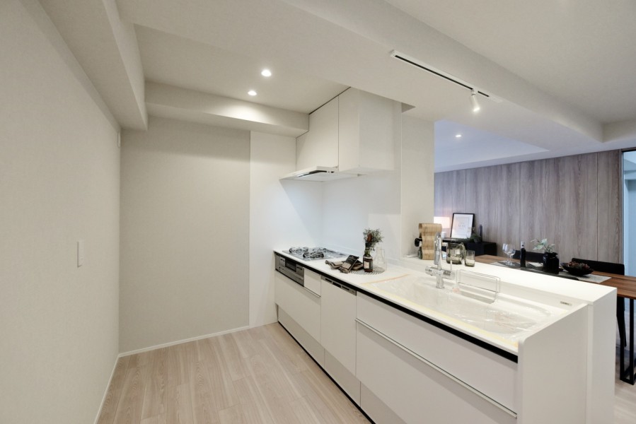 対面式のオープンキッチンはしっかりとしたスペースが設けられており、家事も広々快適に行えます。食器洗浄乾燥機完備で、毎日の家事も効率的に行えます。カウンターの下部は収納で、お気に入りの食器類も収納出来ます。